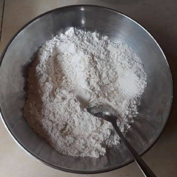 Campurkan tepung terigu, susu, gula, garam dan baking powder, aduk rata.