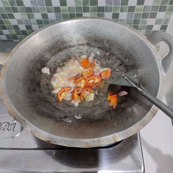 Kemudian masukkan tomat yang sudah dipotong-potong , tumis selama 2 menit.