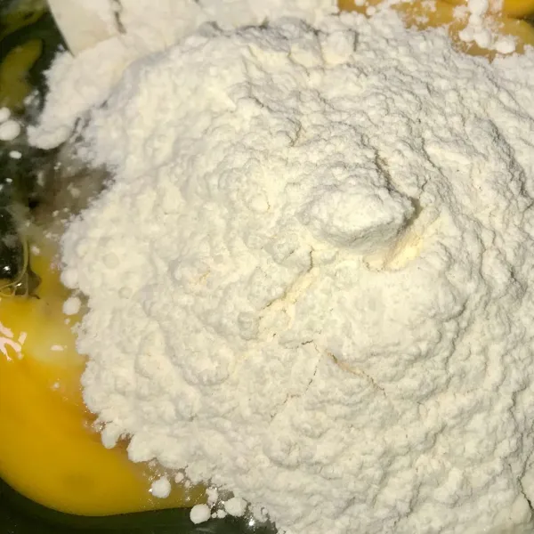 Kocok telur, garam dan tepung dan campur dengan tahu.