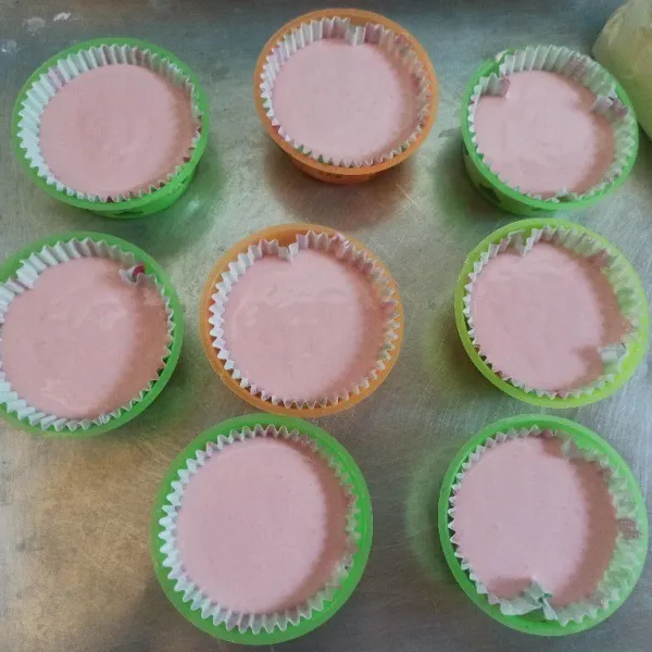 Siapkan cetakan bolu kukus, alasi dengan paper cup kemudian tuang adonan merah muda.