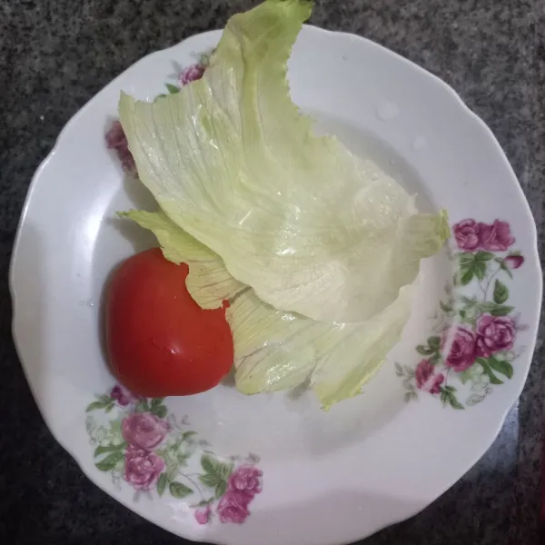Potong lettuce menjadi 2 bagian dan iris-iris tomat.