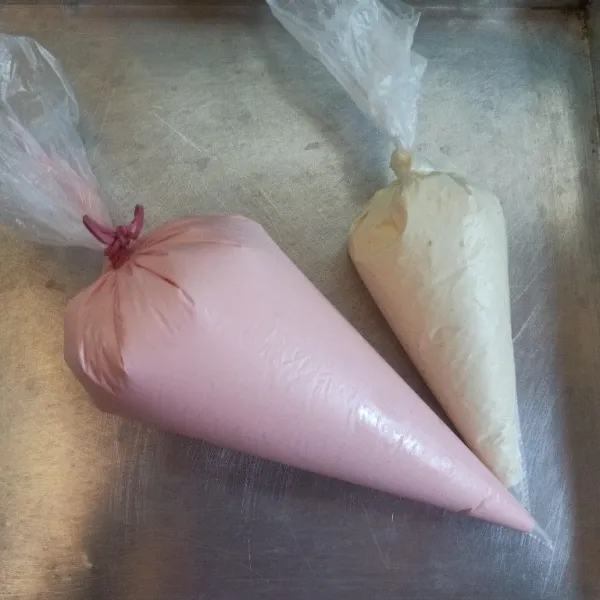Selanjutnya bagi adonan menjadi 2 bagian, satu bagian tambahkan pewarna merah muda kemudian masukkan ke dalam piping bag.