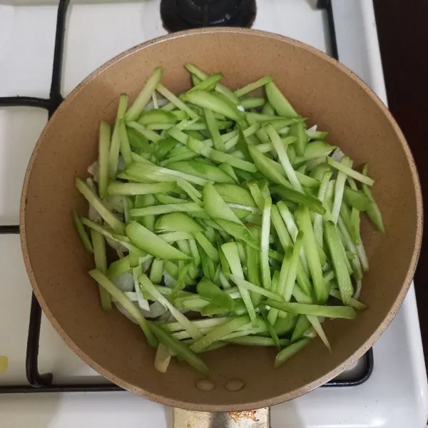 Masukan irisan labu siam, beri air, garam, kaldu jamur dan merica bubuk, masak hingga setengah matang.