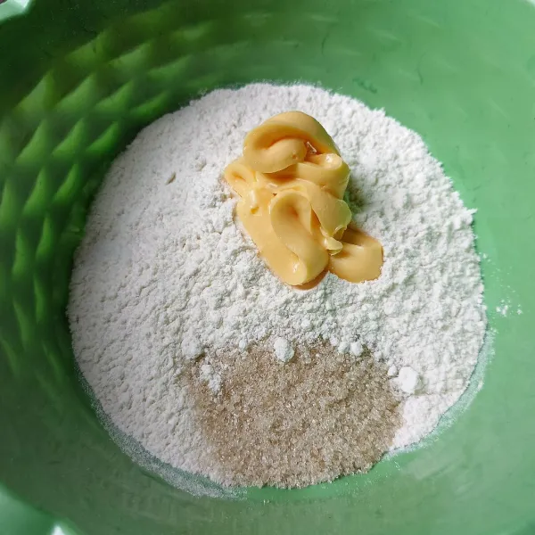 Campur tepung terigu, mentega, gula pasir dan garam.