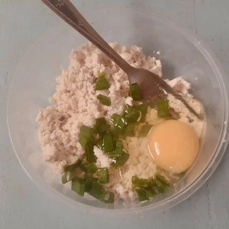 Tambahkan telur, daun bawang, merica bubuk, kaldu bubuk dan garam, aduk sampai rata.