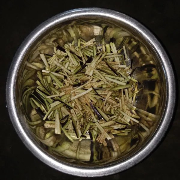 Iris terong membentuk korek api.