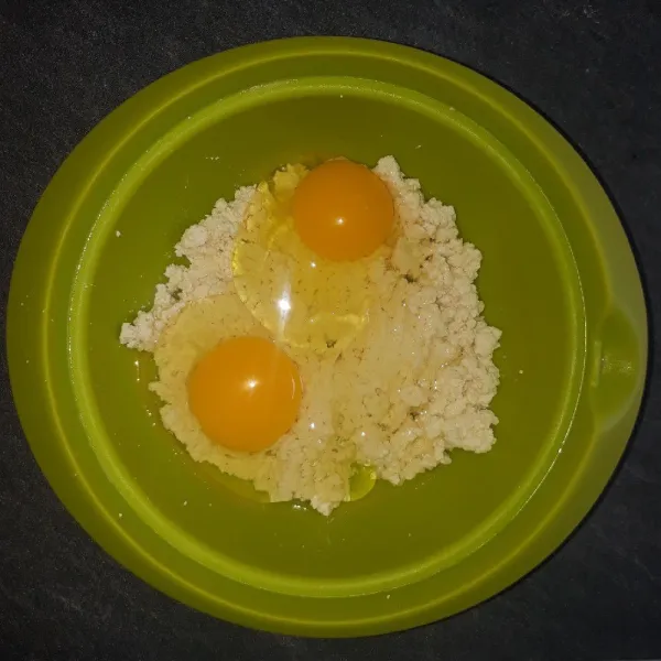 Tambahkan telur lalu aduk rata.