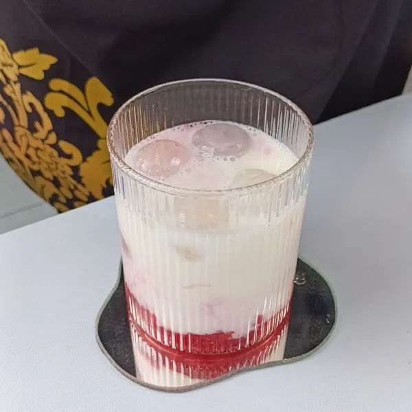 Kemudian tuang susu.