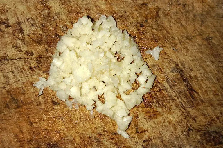 Cincang halus bawang putih.