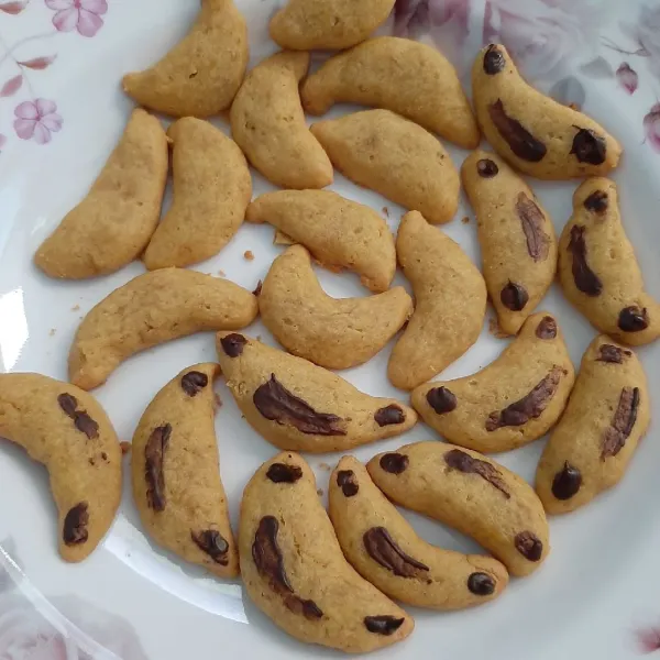 Hias cookies yang sudah matang dengan cokelat. Simpan di wadah tertutup.