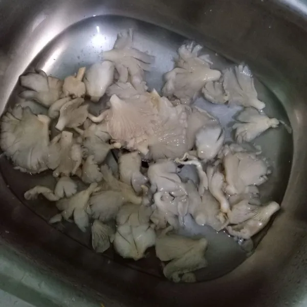 Cuci bersih jamur tiram, peras airnya, tiriskan.