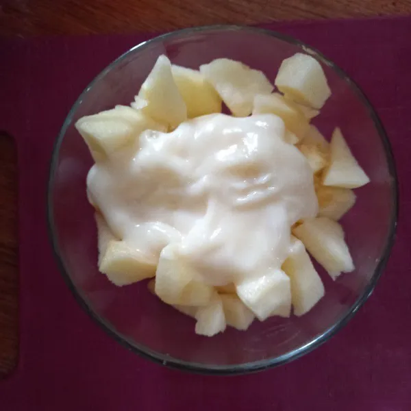 Tuang campuran mayonnaise dan susu kental manis di atasnya kemudian aduk rata.