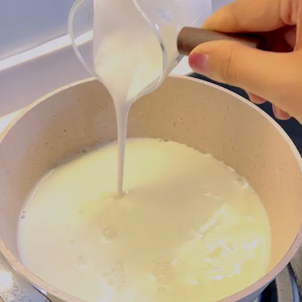 Masukkan gula, susu kental manis, santan instan, keju parut, garam, vanili bubuk, dan tepung maizena.
