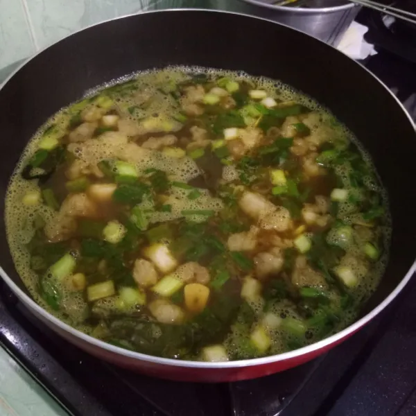 Masukkan irisan daun bawang, koreksi rasa.