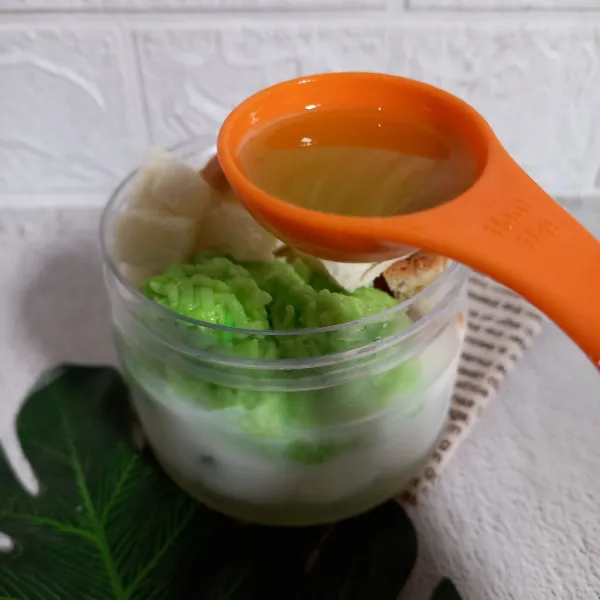 Terakhir tuang sirup melon. Aduk-aduk dan sajikan.