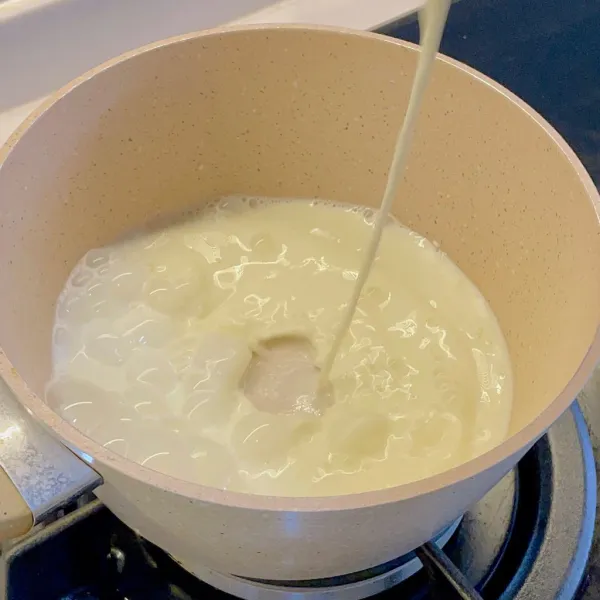 Siapkan bahan-bahan vla: Panaskan susu cair.