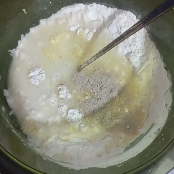 Masukkan terigu ke dalam wadah tambahkan kaldu jamur, bawang putih, merica bubuk dan garam, lalu masukkan air sedikit demi sedikit sambil terus diaduk sampai kekentalan yang pas.