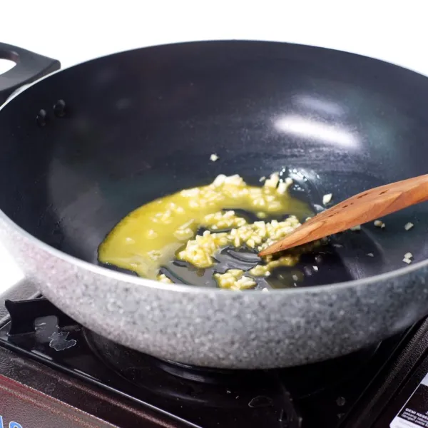 Masukkan margarin dan bawang putih kedalam wajan. Tumis hingga berbau harum.