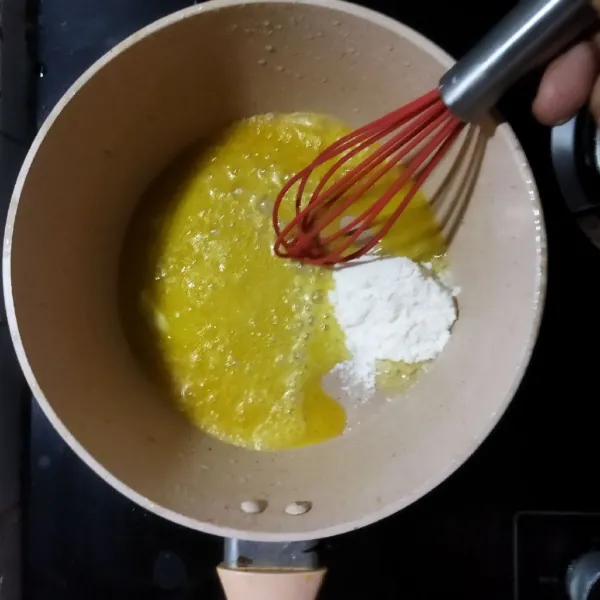 Saus keju, lelehkan butter, beri tepung terigu, aduk rata.