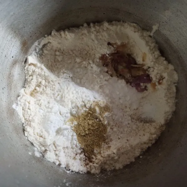 Campur tepung terigu, tepung maizena dan bumbu lainnya.