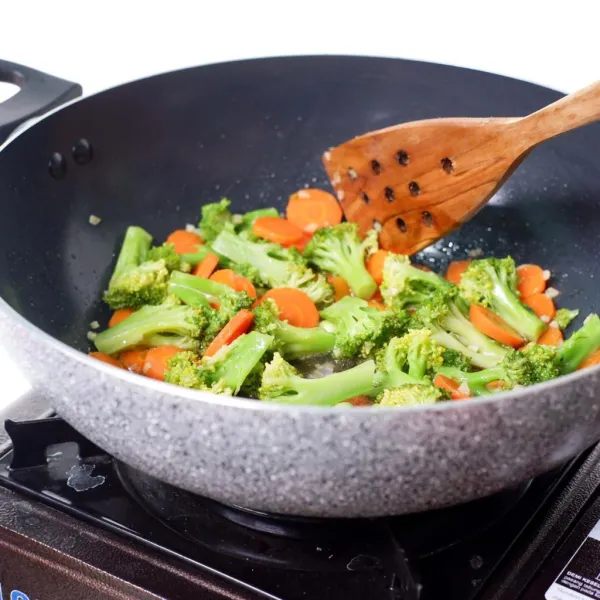 Masukkan brokoli dan wortel rebus, aduk rata sebentar. Angkat dan siap disajikan.