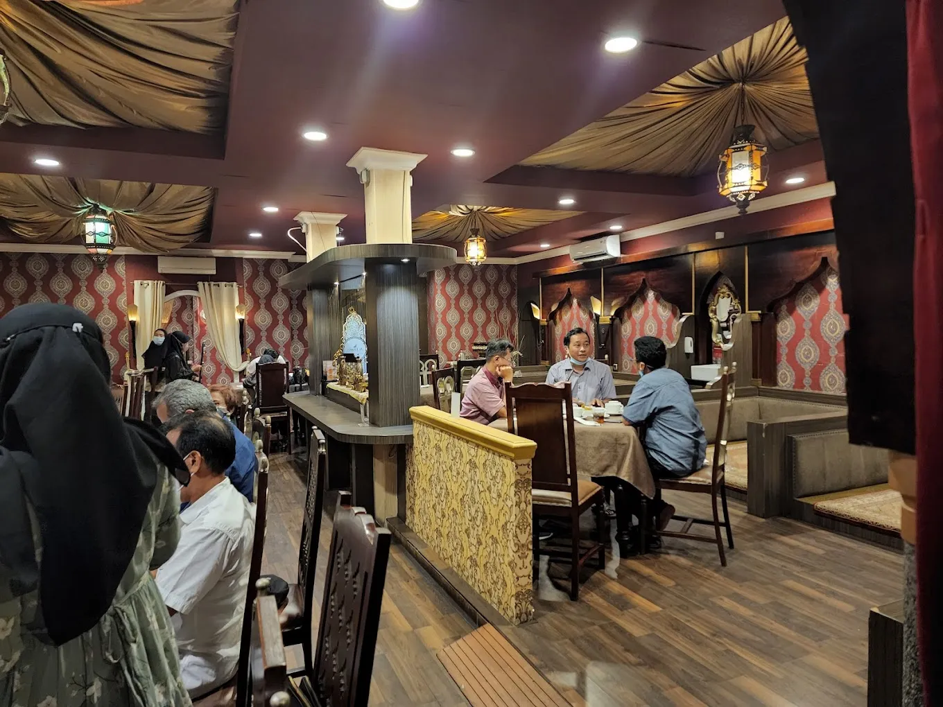 suasana di Al Hamra Restaurant