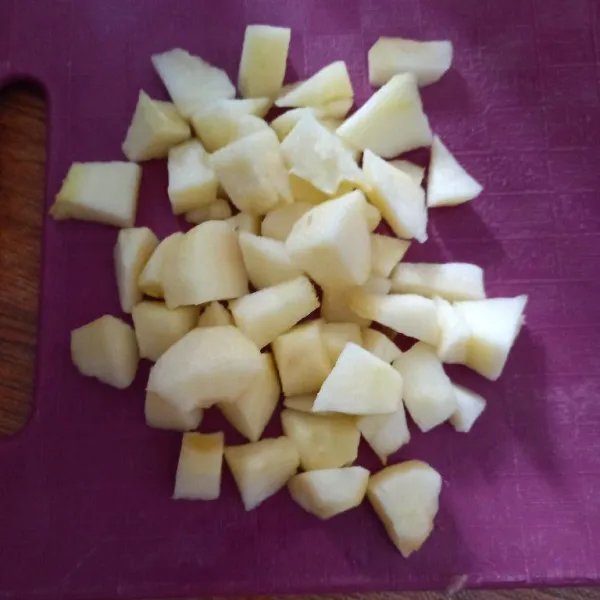 Kupas apel, potong-potong kecil buah apel dan sisihkan.