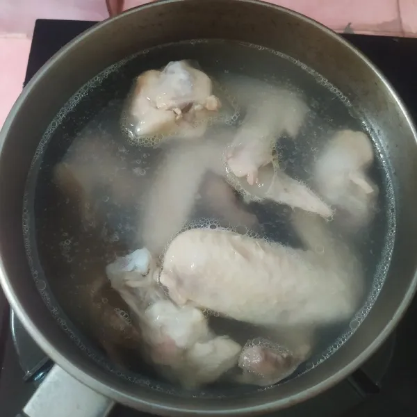 Siapkan ayam dan ati ampela rebus.