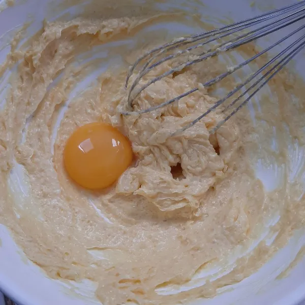 Kocok gula, margarin dan vanili hingga gula larut. Masukkan kuning telur. Aduk rata.