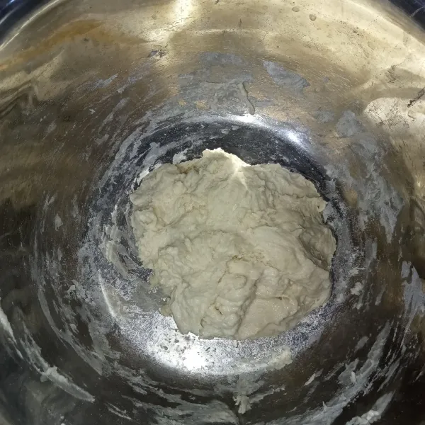 Tuang bahan biang kedalam bahan Dough uleni hingga rata.