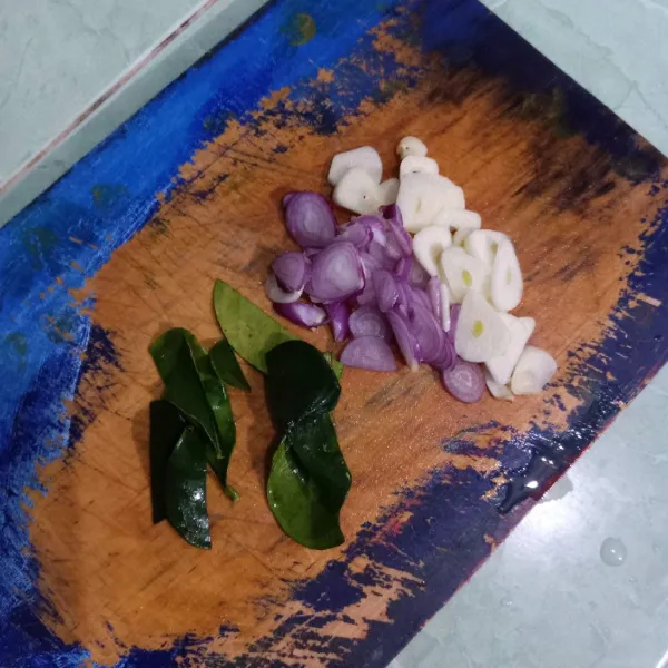 Siapkan daun jeruk, bawang putih dan bawang merah.