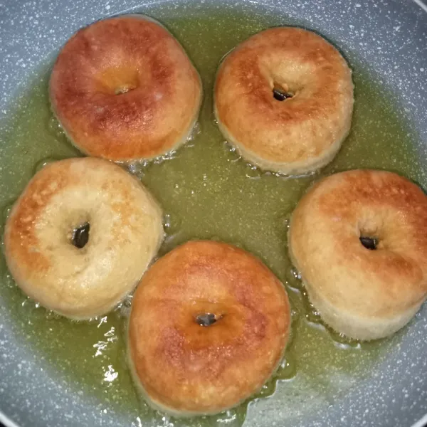 Panaskan minyak secukupnya lalu masukkan donat goreng donat hingga kuning keemasan balik adonan sekali supaya ringnya keluar.