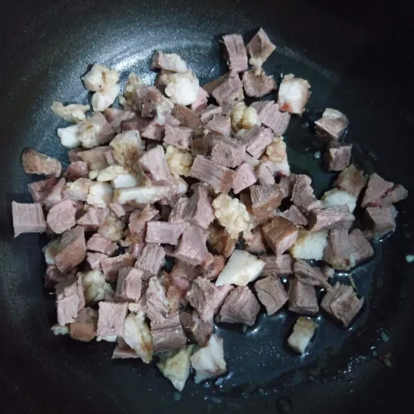 Rebus daging hingga empuk, lalu potong dadu.