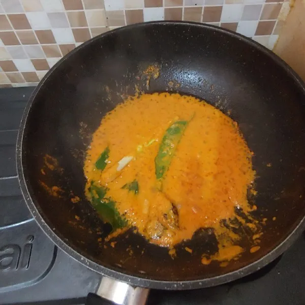 Tumis bumbu halus dengan sedikit minyak, tambahkan daun salam, serai, dan lengkuas. Masak sampai bumbu matang dan tanak.