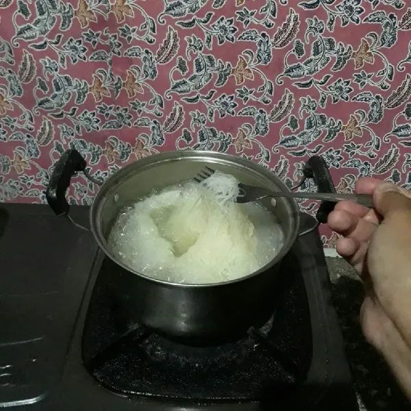 Siapkan panci, rebus air secukupnya dan tambahkan 1 sendok makan minyak goreng. Setelah mendidih, masukkan bihun, aduk sebentar hingga bihun empuk. Angkat dan tiriskan.