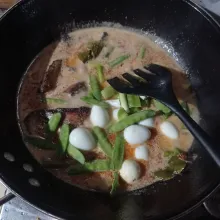 Lalu masukkan tongkol, telur puyuh, kapri, daun bawang, garam, gula, dan kaldu bubuk, aduk rata.