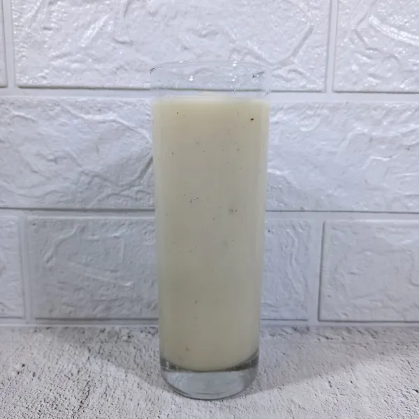 Tuang ke dalam gelas dan tambahkan es batu.