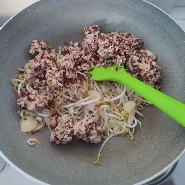 Tambahkan tempe kacang, aduk rata.