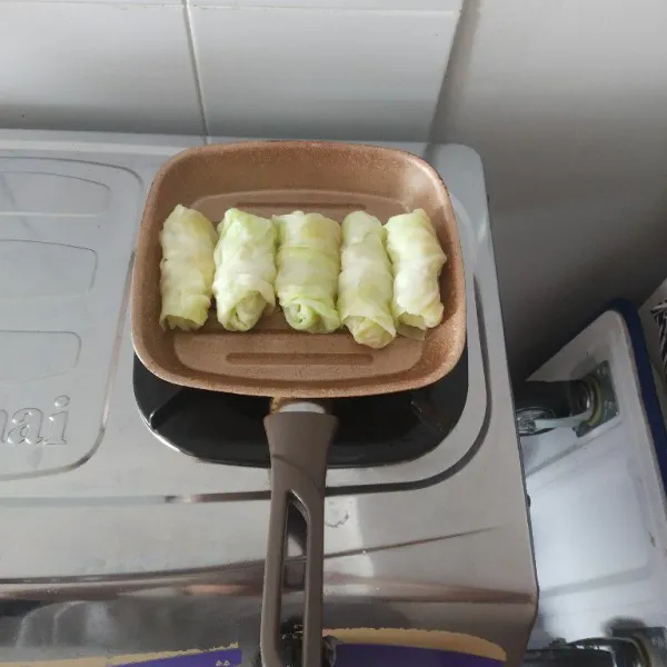 Siapkan grill pan masukkan potato cabbage roll masak hingga kol berwarna kecoklatan dan sajikan