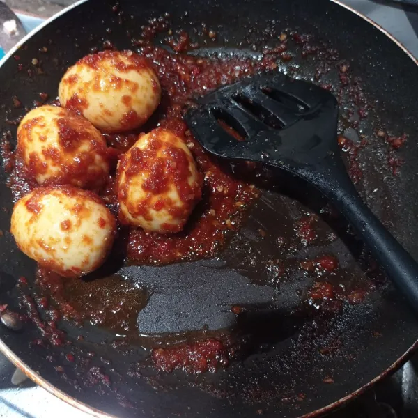 Masukkan telur, aduk rata dan masak sampai matang, tes rasa.