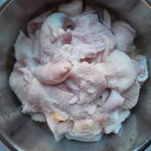 Kemudian beri 1 sdm garam pada kulit bebek,remas-remas kulit bebek,diamkan selama 10 menit,bilas dan tiriskan.