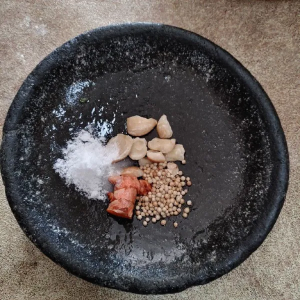 Siapkan bumbu : Untuk bawang putih tidak kefoto karena masih dicuci. Lalu haluskan kemiri, ketumbar, kunyit, bawang putih, garam, dan penyedap.