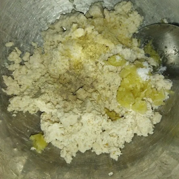 Tambahkan bawang putih halus, garam, lada bubuk, dan kaldu bubuk, aduk hingga tercampur rata.