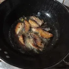 Cuci bersih tongkol, buang durinya, lalu goreng sampai kering, tiriskan.