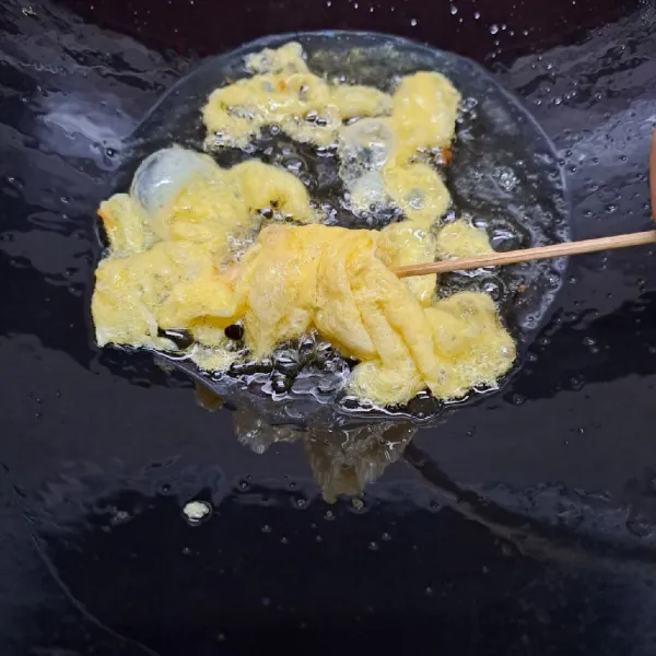 Segera gulung sosis dengan telur. Lakukan 1 per 1 sampai habis. Angkat dan tiriskan. Sajikan.