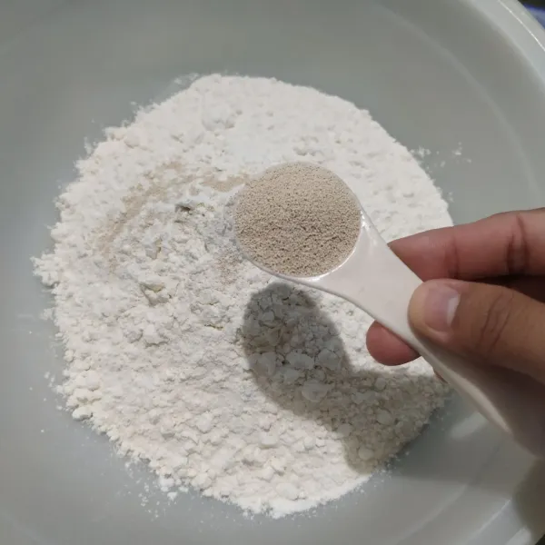 Campur tepung terigu, ragi dan gula pasir, lalu aduk rata.