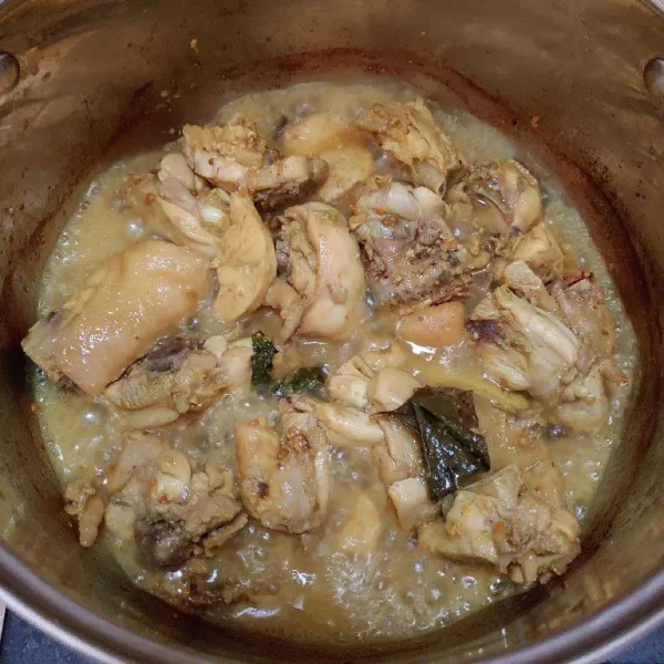 Masak daging ayam sampai kuah sedikit menyusut, lalu angkat dan diamkan beberapa saat sebelum digoreng.