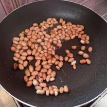 Cuci bersih kacang tanah kemudian goreng hingga matang, setelah matang angkat dan tiriskan.