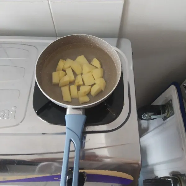 Rebus kentang hingga empuk lalu sisihkan