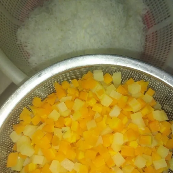 Siapkan bihun yang sudah direndam dengan air biasa hingga lemas lalu tiriskan, siapkan juga wortel dan kentang yang sudah dipotong dadu, lalu rebus hingga empuk, tiriskan.